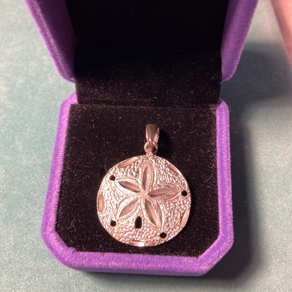 Beach lovers! Sand dollar pendant .925 silver
